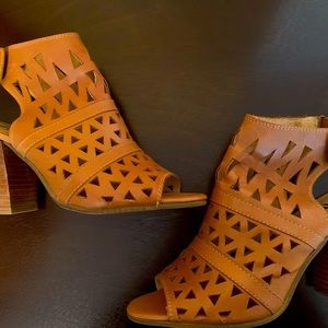 DIBA Shoe Slip On Peep Toe Soft LEATHER Cognac Brown Block Heel 3 1/2”
NEW 9.5